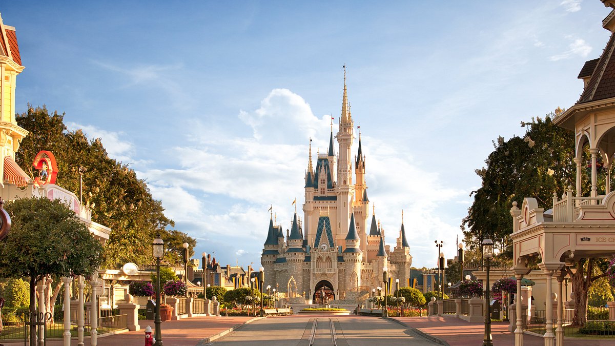 Imagem do Castelo da Cinderela no Magic Kingdom, em Orlando, com uma visão ampla da entrada principal, destacando o charme e a magia do parque temático mais popular da Disney, onde visitantes de todas as idades vivem momentos inesquecíveis.